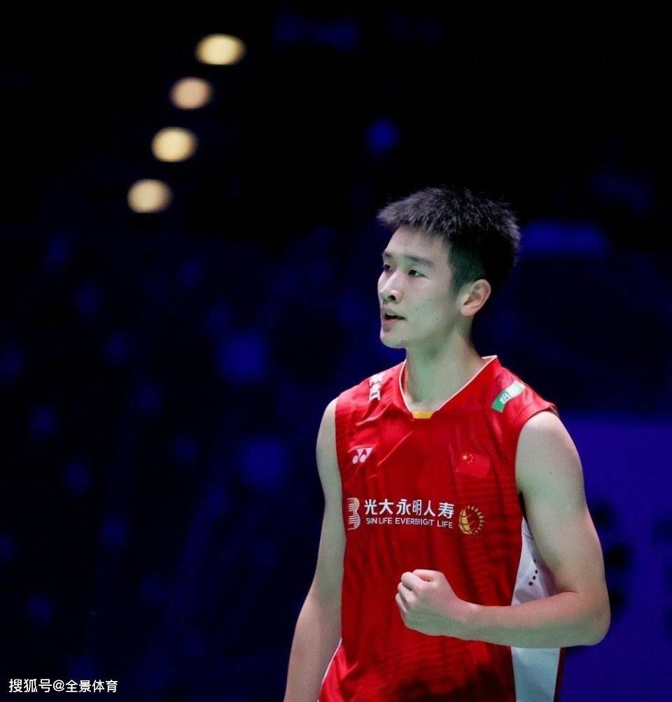 丽莎·乌瓦罗娃虽然是两个孩子的母亲，其实主要是个官员，而不像妻子。